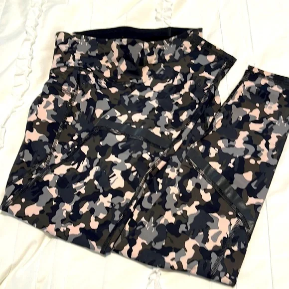 EUC Sweaty Betty 7/8 Zero Gravity Running legging Green Camo Print - Size XS - Picture 4 of 7